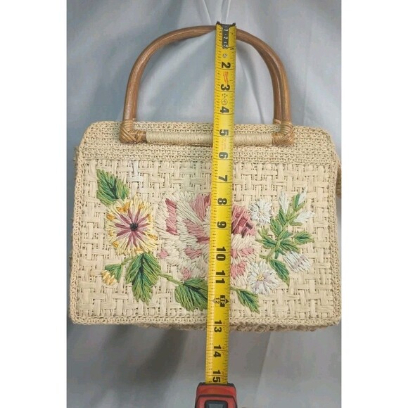 Fossil Tan Embroidered Rattan Straw Purse W/ Wooden Handles Floral Pocketbook - Picture 3 of 11